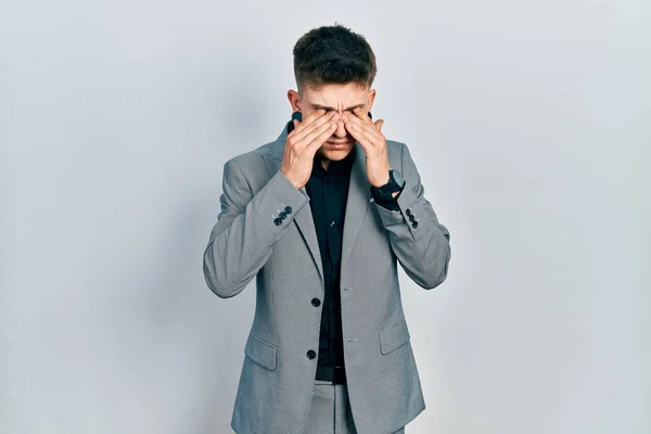 Junger Kaukasischer Junge Mit Sich Erweiternden Ohren Businessjacke Reibt Sich — Stockfoto