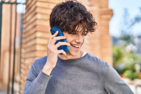 Giovane Uomo Ispanico Sorridente Fiducioso Parlando Sullo Smartphone Strada — Foto Stock