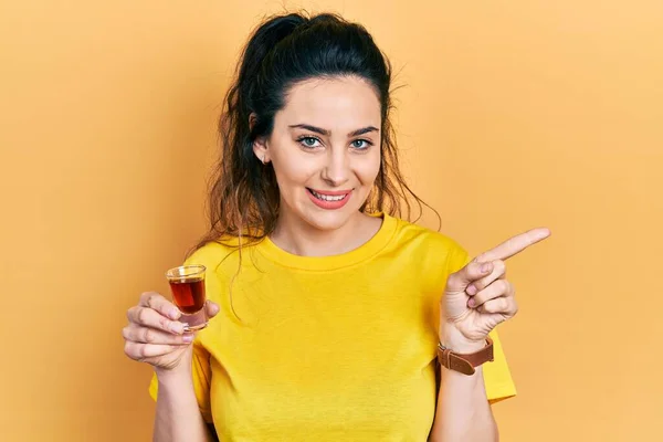 Genç Spanyol Kadın Viski Içiyor Gülümsüyor Mutlu Bir Şekilde Elini — Stok fotoğraf