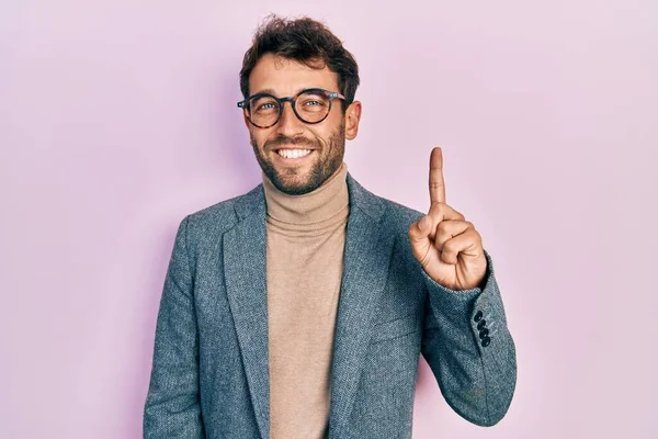 Sakallı Ceketli Gözlüklü Yakışıklı Bir Adam Bir Fikir Veya Soruyla — Stok fotoğraf