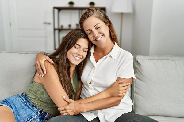 Mãe Filha Sorrindo Confiantes Abraçando Uns Aos Outros Sentados Sofá — Fotografia de Stock