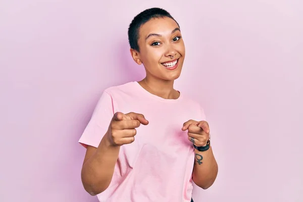 Hermosa Mujer Hispana Con Pelo Corto Usando Casual Camiseta Rosa —  Fotos de Stock