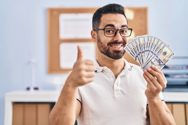 Joven Hombre Hispano Con Barba Gafas Sosteniendo Billetes Dólar Sonriendo — Foto de Stock