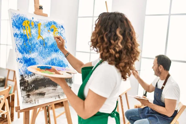 Zwei Studenten Mittleren Alters Auf Der Rückseite Malerei Kunstatelier — Stockfoto