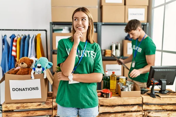 Chica Rubia Joven Con Camiseta Voluntaria Puesto Donación Con Mano —  Fotos de Stock