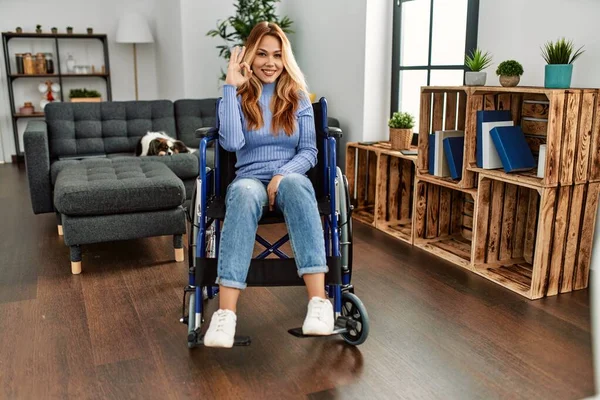 Evde Tekerlekli Sandalyede Oturan Genç Güzel Bir Kadın Olumlu Gülümsüyor — Stok fotoğraf