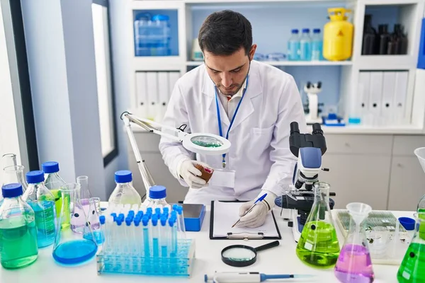 Jovem Cientista Hispânico Segurando Gemstone Escrever Documento Laboratório — Fotografia de Stock