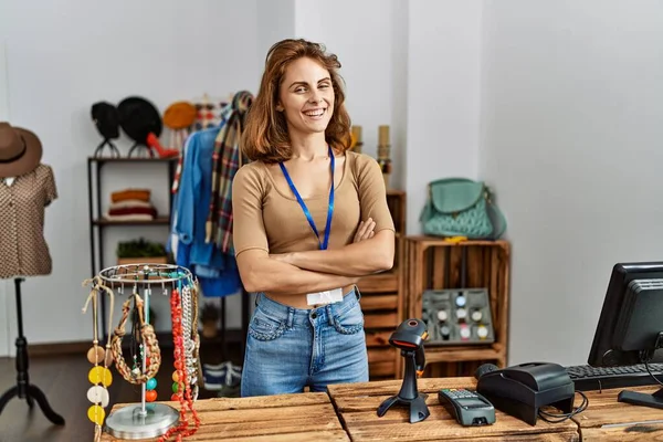 Joven Comerciante Caucásica Sonriendo Feliz Pie Con Los Brazos Cruzados —  Fotos de Stock