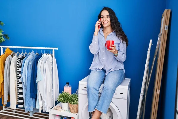 Mujer Hispana Joven Bebiendo Café Hablando Smartphone Esperando Lavadora Lavandería — Foto de Stock