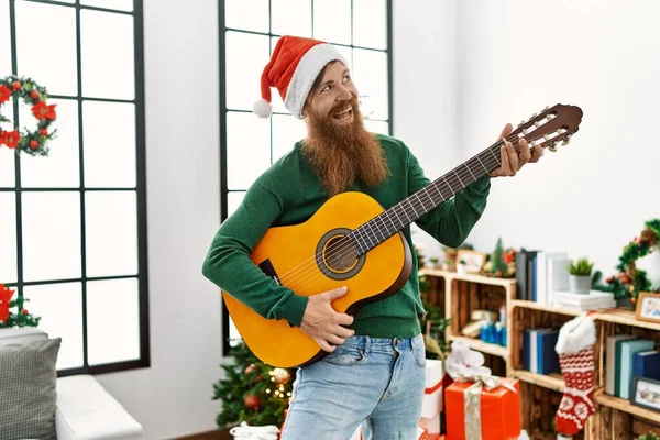 Jovem Ruiva Tocando Guitarra Clássica Junto Árvore Natal Casa — Fotografia de Stock