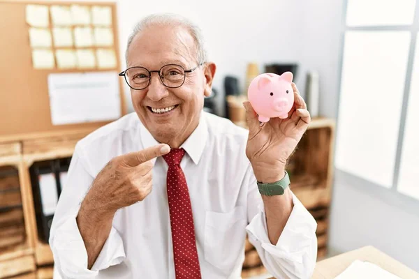 Senior Zakenman Houdt Spaarvarken Bank Glimlachend Gelukkig Wijzend Met Hand — Stockfoto