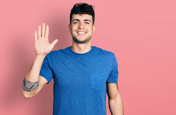 Junger Hispanischer Mann Trägt Lässiges Shirt Und Zeigt Mit Finger — Stockfoto