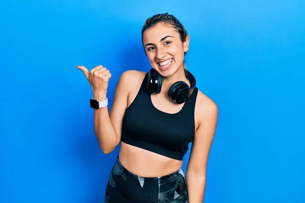 Hermosa Mujer Hispana Vistiendo Ropa Gimnasio Usando Auriculares Sonriendo Con —  Fotos de Stock