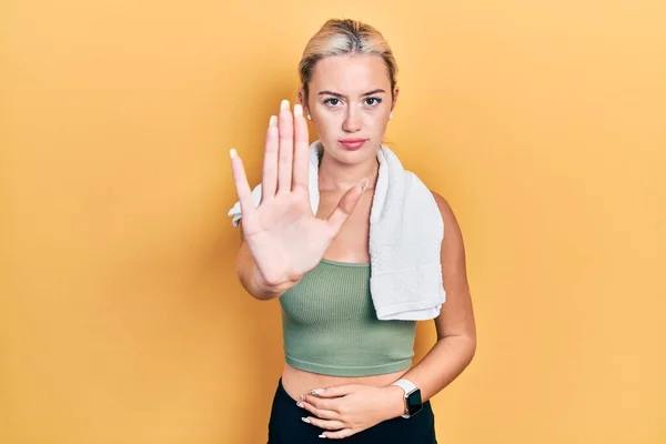 Junge Blonde Mädchen Sportbekleidung Und Handtuch Tun Stop Singen Mit — Stockfoto