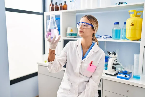 Young Hispanic Woman Scientist Measuring Liquid Laboratory — Stock Photo, Image