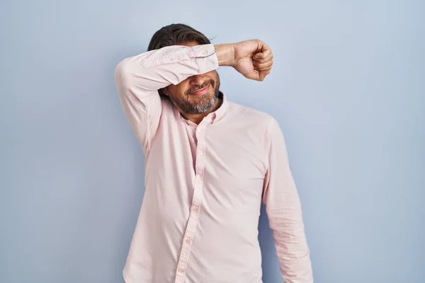 Hombre Guapo Mediana Edad Con Camisa Elegante Fondo Cubriendo Los —  Fotos de Stock