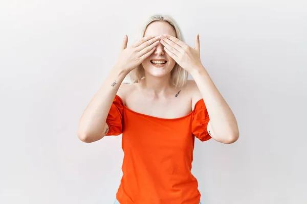 Young Caucasian Woman Standing Isolated Background Covering Eyes Hands Smiling — Photo