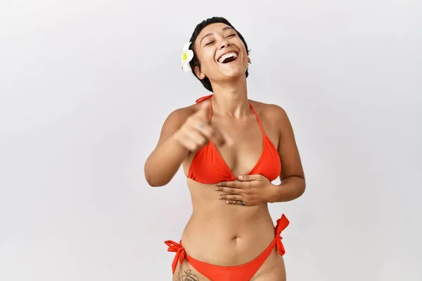 Young Hispanic Woman Short Hair Wearing Bikini Laughing You Pointing — Stock Photo, Image