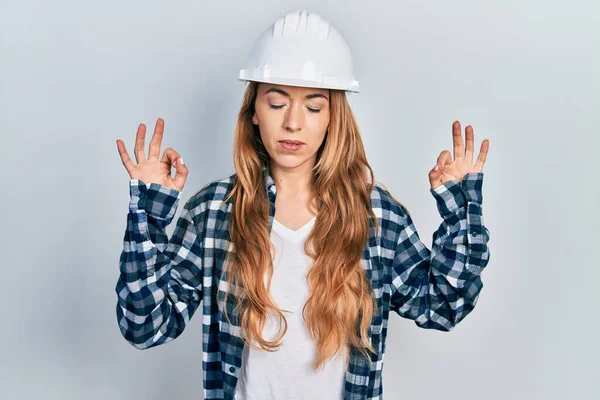 Ung Kaukasiska Kvinna Bär Arkitekt Hardhat Slappna Och Ler Med — Stockfoto