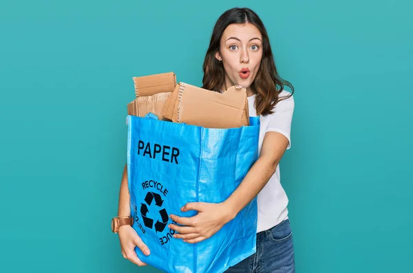 Geri Dönüşüm Sepetini Kağıt Kartonla Tutan Genç Güzel Bir Kadın — Stok fotoğraf