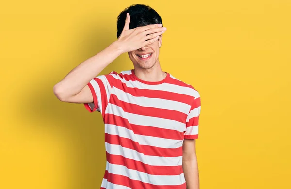 Hezký Hipsterský Mladík Neformální Pruhované Košili Usmívá Směje Rukama Tváři — Stock fotografie
