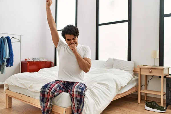 Junger Hispanischer Mann Wacht Auf Und Streckt Die Arme Auf — Stockfoto