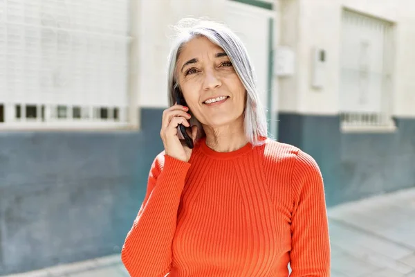 Középkorú Ősz Hajú Mosolyog Boldog Beszél Okostelefonon Városban — Stock Fotó