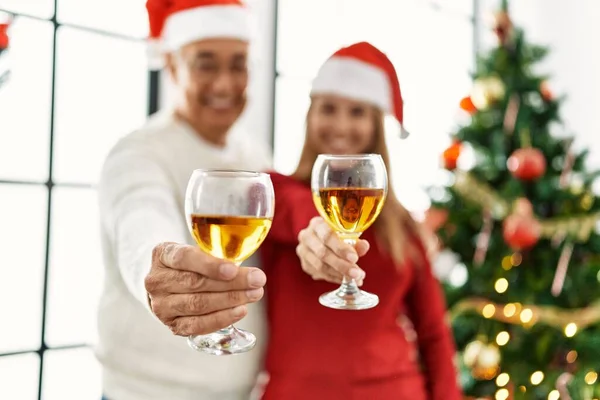 Hispanisches Paar Mittleren Alters Lächelt Glücklich Champagner Trinkend Heimischen Weihnachtsbaum — Stockfoto
