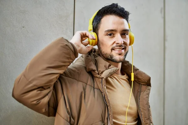 Jovem Hispânico Sorrindo Feliz Usando Fones Ouvido Cidade — Fotografia de Stock