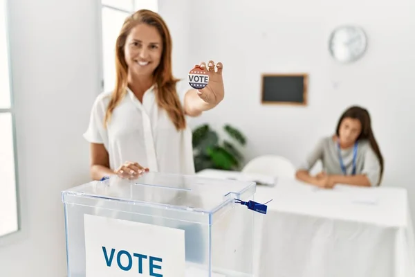 母と娘は選挙大学で自信を持って投票バッジを保持笑顔 — ストック写真