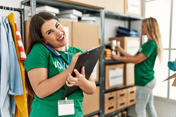 Two Young Volunteers Woman Smiling Happy Working Charity Center Girl — Stock Photo, Image