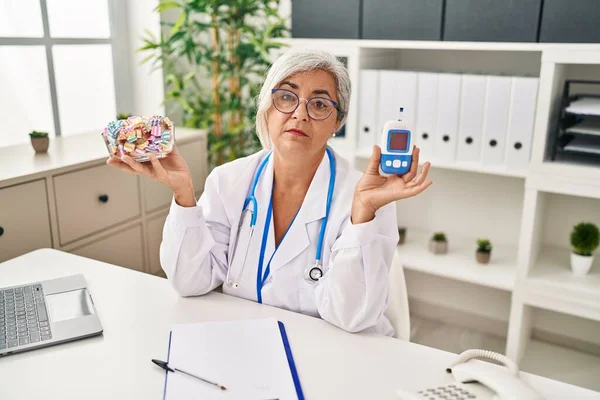 Medelålders Kvinna Med Grått Hår Bär Läkare Uniform Hålla Glukosmätare — Stockfoto