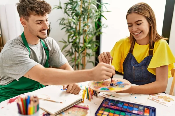 Giovane Coppia Artisti Ispanici Sorridente Felice Miscelazione Colori Sulla Tavolozza — Foto Stock