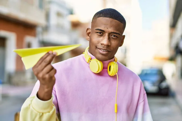 Jeune Homme Afro Américain Utilisant Des Écouteurs Tenant Avion Papier — Photo
