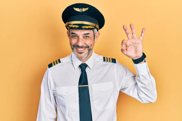 Yakışıklı Orta Yaşlı Gri Saçlı Uçak Pilotu Üniforması Giyen Gülümseyen — Stok fotoğraf