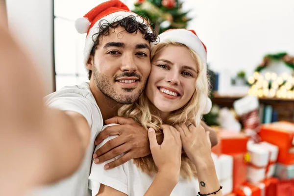 Młoda Para Uśmiechnięta Szczęśliwa Nosząc Świąteczny Kapelusz Robiąc Selfie Przy — Zdjęcie stockowe