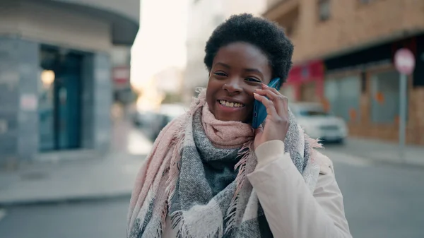 Giovane Donna Afroamericana Sorridente Fiducioso Parlando Sullo Smartphone Strada — Foto Stock