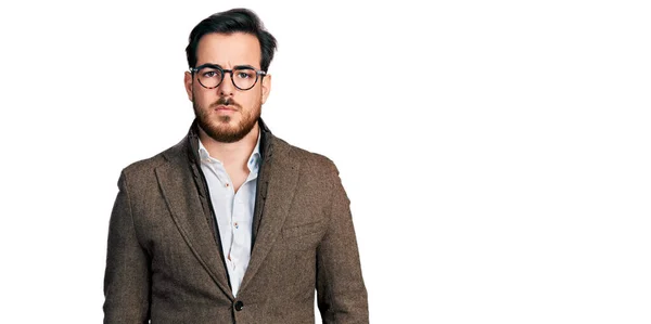 Junger Hispanischer Mann Businessjacke Und Brille Entspannt Mit Ernstem Gesichtsausdruck — Stockfoto