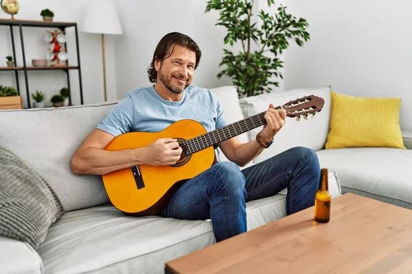 Middelbare Leeftijd Kaukasische Man Glimlachend Zelfverzekerd Spelen Klassieke Gitaar Thuis — Stockfoto