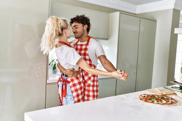 Casal Jovem Sorrindo Feliz Cozinhar Dançar Cozinha — Fotografia de Stock