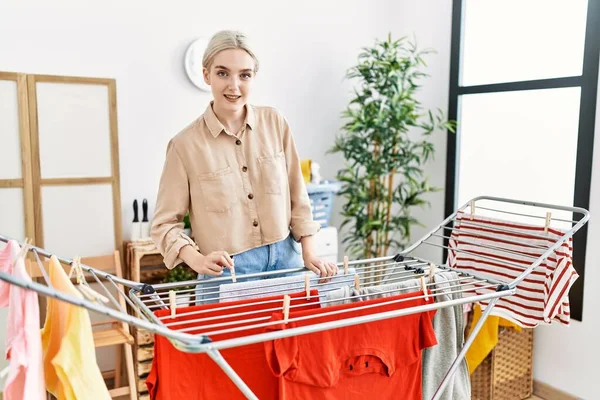 Jeune Femme Caucasienne Souriant Vêtements Suspendus Confiants Buanderie — Photo