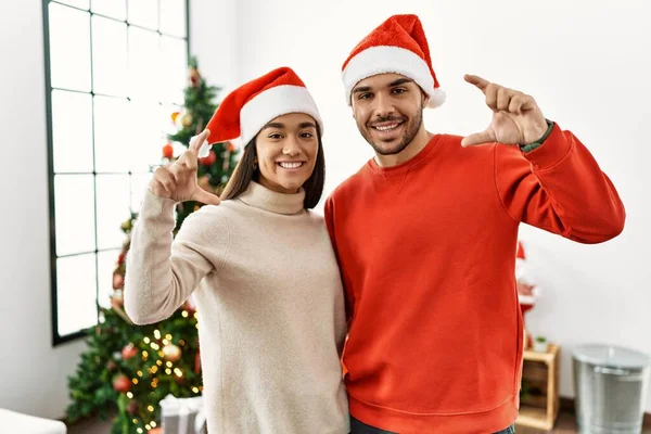 Jong Latijns Amerikaans Koppel Staat Bij Kerstboom Glimlachend Zelfverzekerd Gebaar — Stockfoto