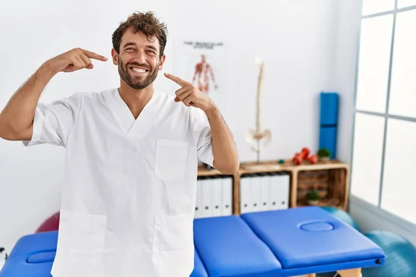 Homem Fisioterapeuta Bonito Jovem Que Trabalha Clínica Recuperação Dor Sorrindo — Fotografia de Stock