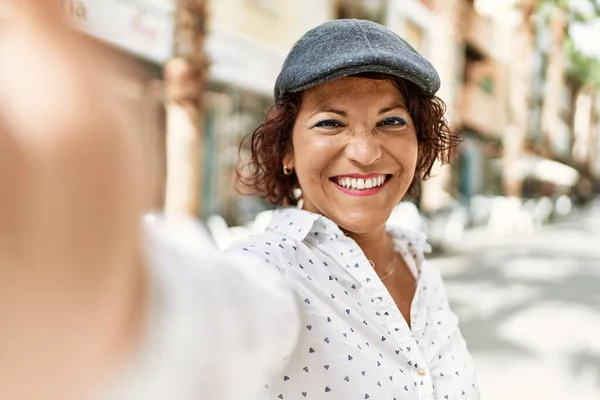 Orta Yaşlı Gülümseyen Latin Bir Kadın Şehirde Fotoğraf Çekerken Mutlu — Stok fotoğraf