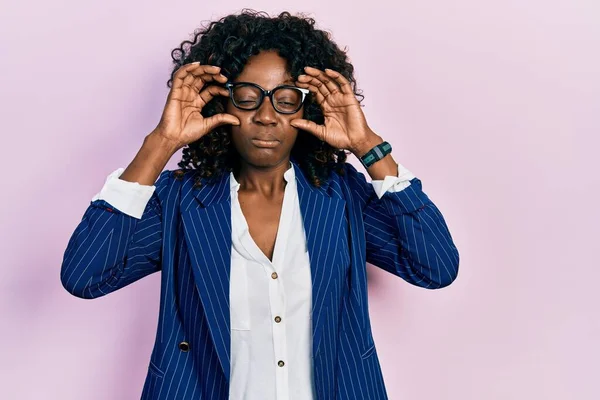 Mladá Africká Americká Žena Sobě Obchodní Oblečení Brýle Snaží Otevřít — Stock fotografie