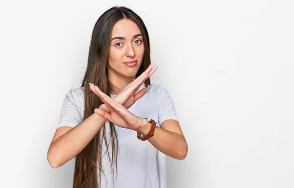 Menina Hispânica Jovem Vestindo Casual Branco Shirt Expressão Rejeição Cruzando — Fotografia de Stock