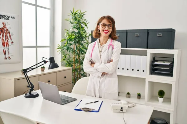 Young Caucasian Woman Wearing Doctor Uniform Standing Arms Crossed Gesture — ストック写真