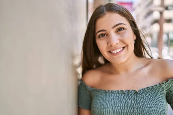 Giovane Ragazza Ispanica Sorridente Felice Piedi Alla Città — Foto Stock