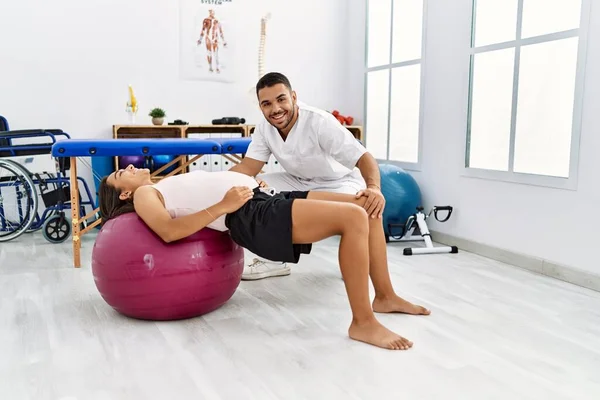 Hombre Mujer Latinos Vistiendo Uniforme Fisioterapeuta Teniendo Sesión Rehabilitación Embarazo — Foto de Stock