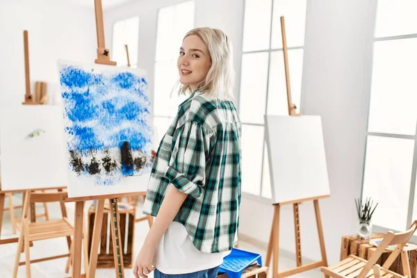在艺术工作室里 年轻的艺术家学生女孩用彩绘滚筒微笑着作画 — 图库照片